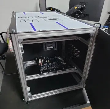 Rama stacji z profili aluminiowych z elektroniką w środku