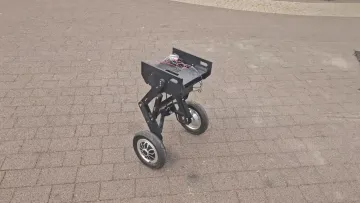Robot balansujący na dwóch kołach podczas jazdy po kostce brukowej