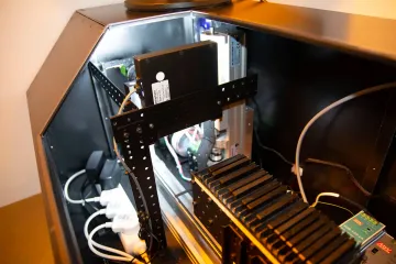 Wnętrze urządzenia: mechanizm i holder na próbki