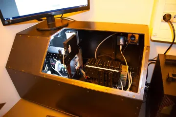 Otwarta obudowa urządzenia z mechaniką i elektroniką